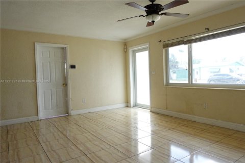 House in Miami Gardens, Florida 4 bedrooms, 125.42 sq.m. № 1975700 - photo 14