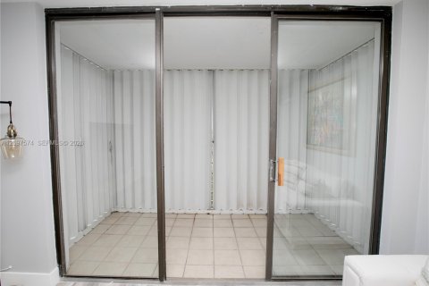 Condo in Aventura, Florida, 2 bedrooms № 2401454 - photo 14