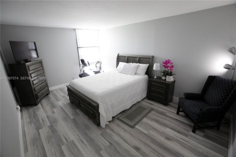Condo in Aventura, Florida, 2 bedrooms № 2401454 - photo 17