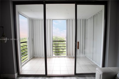 Condo in Aventura, Florida, 2 bedrooms № 2401454 - photo 12