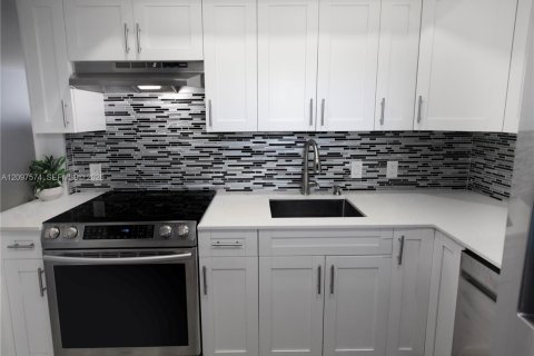 Condo in Aventura, Florida, 2 bedrooms № 2401454 - photo 9