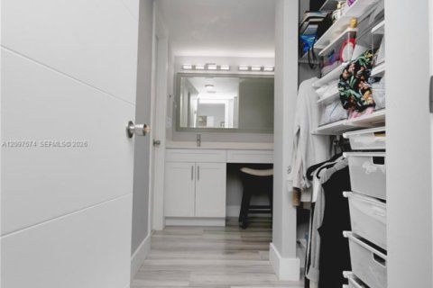 Condo in Aventura, Florida, 2 bedrooms № 2401454 - photo 22