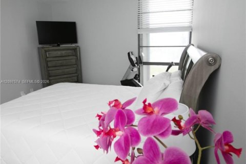 Condo in Aventura, Florida, 2 bedrooms № 2401454 - photo 18