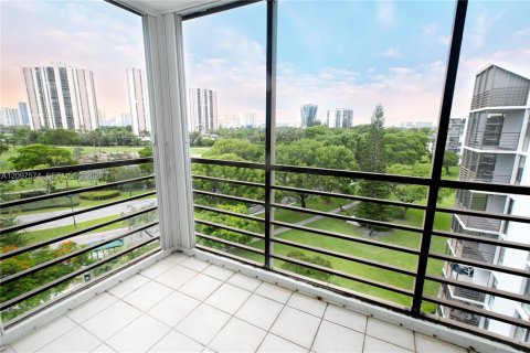 Condo in Aventura, Florida, 2 bedrooms № 2401454 - photo 13