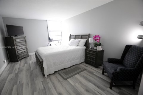 Condo in Aventura, Florida, 2 bedrooms № 2401454 - photo 16