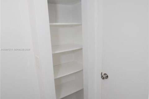 Condo in Aventura, Florida, 2 bedrooms № 2401454 - photo 27