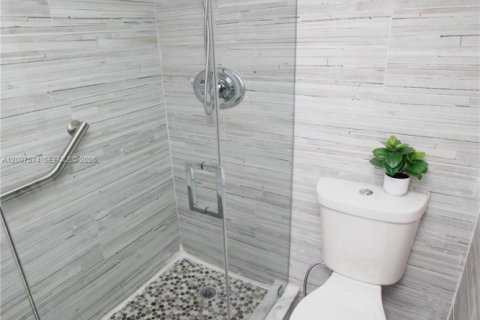 Condo in Aventura, Florida, 2 bedrooms № 2401454 - photo 23
