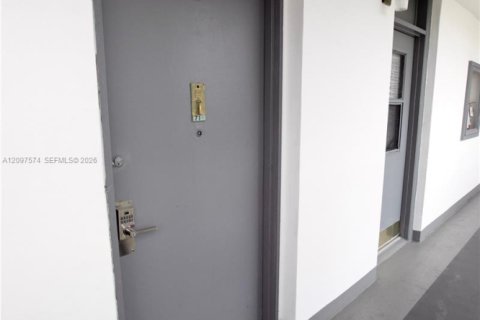 Condo in Aventura, Florida, 2 bedrooms № 2401454 - photo 2