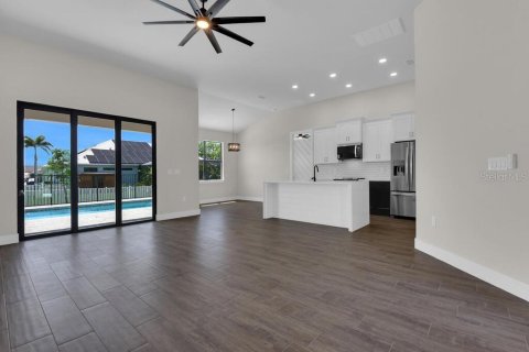 Casa en venta en Port Charlotte, Florida, 4 dormitorios, 187.01 m2 № 1777052 - foto 2
