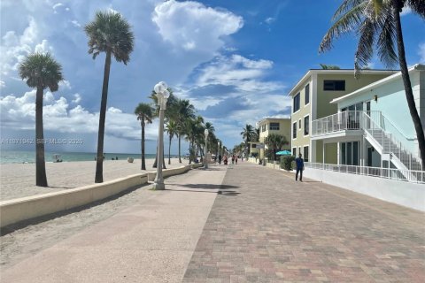 Condominio en venta en Hollywood, Florida, 1 dormitorio, 78.41 m2 № 2033415 - foto 16