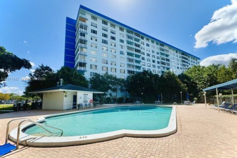 Condominio en venta en Hollywood, Florida, 1 dormitorio, 78.41 m2 № 2033415 - foto 2