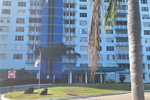 Condominio en venta en Hollywood, Florida, 1 dormitorio, 78.41 m2 № 2033415 - foto 3