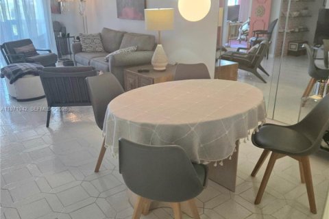 Condominio en venta en Hollywood, Florida, 1 dormitorio, 78.41 m2 № 2033415 - foto 11