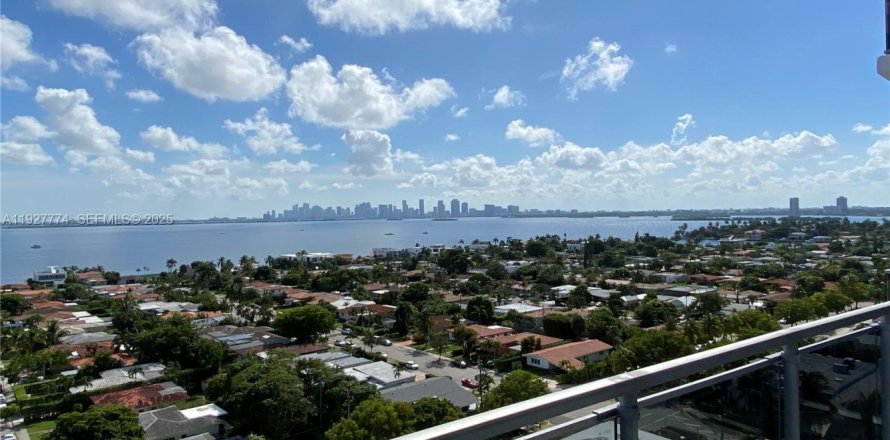 Condominio en North Bay Village, Florida, 2 dormitorios № 1988040