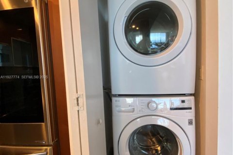 Condominio en alquiler en North Bay Village, Florida, 2 dormitorios, 162.86 m2 № 1988040 - foto 18