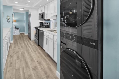 Condo in Treasure Island, Florida, 2 bedrooms  № 1602067 - photo 13