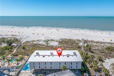 Condo in Treasure Island, Florida, 2 bedrooms  № 1602067 - photo 1