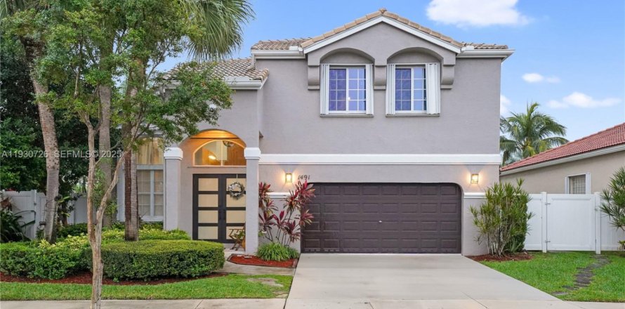 Villa ou maison à Pembroke Pines, Floride 4 chambres, 275.46 m2 № 1989476