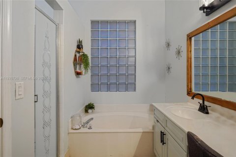 Villa ou maison à vendre à Pembroke Pines, Floride: 4 chambres, 275.46 m2 № 1989476 - photo 30