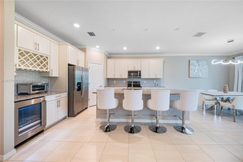 Casa en venta en Tamarac, Florida, 5 dormitorios, 265.7 m2 № 1788355 - foto 2