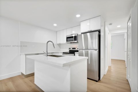 Villa ou maison à louer à Miami, Floride: 1 chambre, 690.45 m2 № 2428197 - photo 2