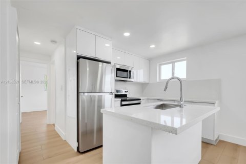 Villa ou maison à louer à Miami, Floride: 1 chambre, 690.45 m2 № 2428197 - photo 22