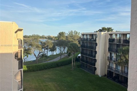 Copropriété à louer à Pompano Beach, Floride: 1 chambre, 78.97 m2 № 1984065 - photo 1