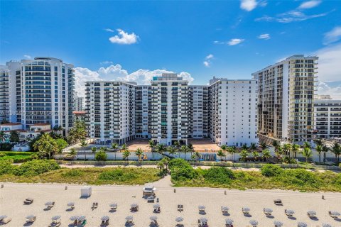 Купить кондоминиум в Майами-Бич, Флорида 1 спальня, 119.84м2, № 2057799 - фото 2