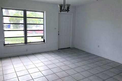 House in Hollywood, Florida 3 bedrooms, 85.47 sq.m. № 1963006 - photo 6