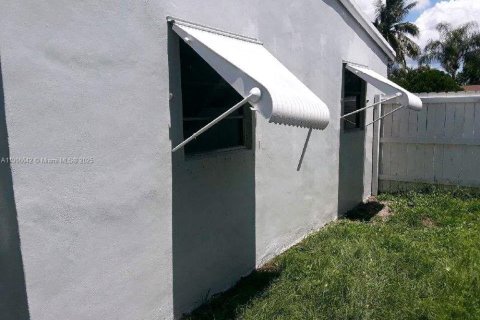 House in Hollywood, Florida 3 bedrooms, 85.47 sq.m. № 1963006 - photo 14