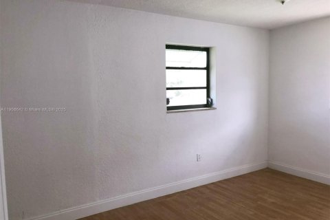 House in Hollywood, Florida 3 bedrooms, 85.47 sq.m. № 1963006 - photo 10