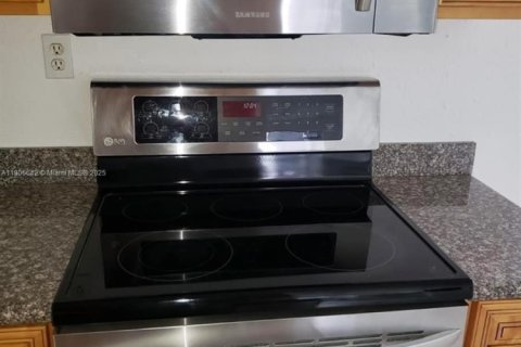 House in Hollywood, Florida 3 bedrooms, 85.47 sq.m. № 1963006 - photo 8