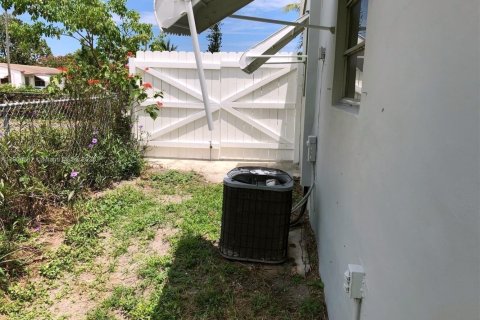 House in Hollywood, Florida 3 bedrooms, 85.47 sq.m. № 1963006 - photo 13