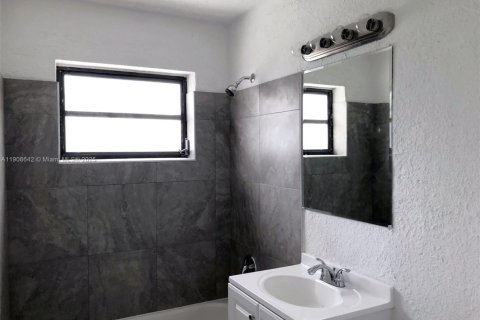 House in Hollywood, Florida 3 bedrooms, 85.47 sq.m. № 1963006 - photo 5