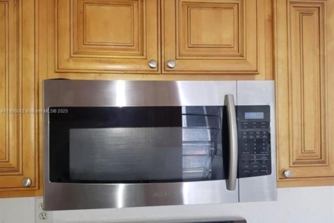 House in Hollywood, Florida 3 bedrooms, 85.47 sq.m. № 1963006 - photo 7