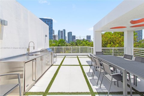 Condominio en venta en Miami, Florida, 3 dormitorios, 207.73 m2 № 1748247 - foto 23