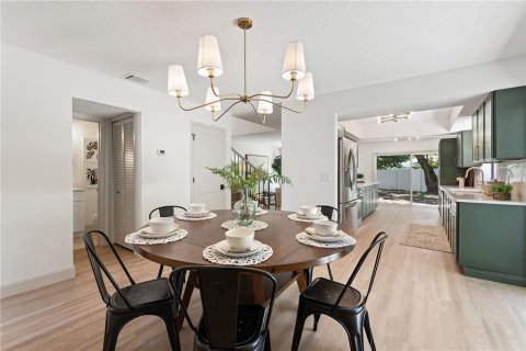 House in Palm Harbor, Florida 4 bedrooms, 197.51 sq.m. № 2219044 - photo 10