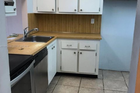 Condo in North Miami Beach, Florida, 1 bedroom  № 2044011 - photo 2