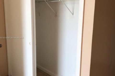 Condo in North Miami Beach, Florida, 1 bedroom  № 2044011 - photo 5
