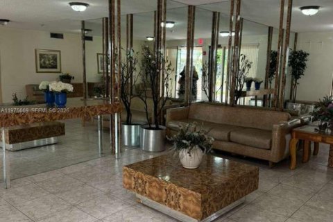 Condo in North Miami Beach, Florida, 1 bedroom  № 2044011 - photo 9