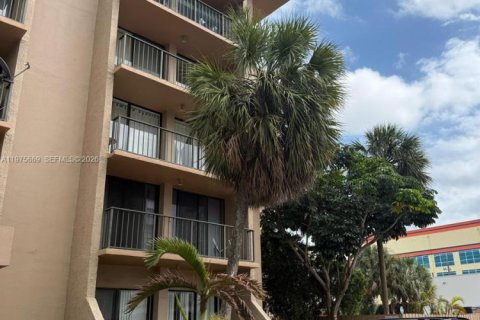 Condo in North Miami Beach, Florida, 1 bedroom  № 2044011 - photo 11