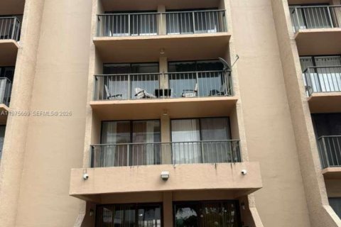 Condo in North Miami Beach, Florida, 1 bedroom  № 2044011 - photo 10