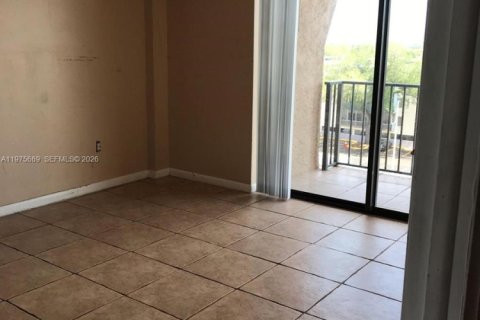 Condo in North Miami Beach, Florida, 1 bedroom  № 2044011 - photo 4