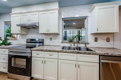 House in Saint Petersburg, Florida 2 bedrooms, 111.11 sq.m. № 1636883 - photo 7