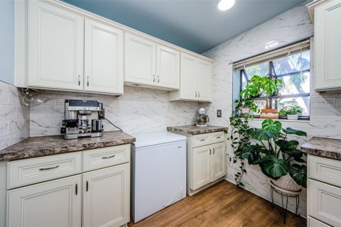 House in Saint Petersburg, Florida 2 bedrooms, 111.11 sq.m. № 1636883 - photo 5