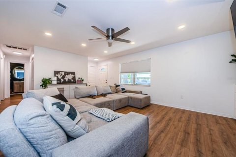 House in Saint Petersburg, Florida 2 bedrooms, 111.11 sq.m. № 1636883 - photo 30