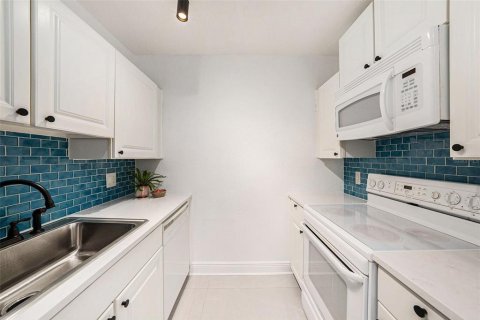Condo in Tampa, Florida, 1 bedroom  № 2142789 - photo 7
