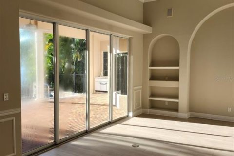 House in Port Charlotte, Florida 5 bedrooms, 361.67 sq.m. № 1901270 - photo 5