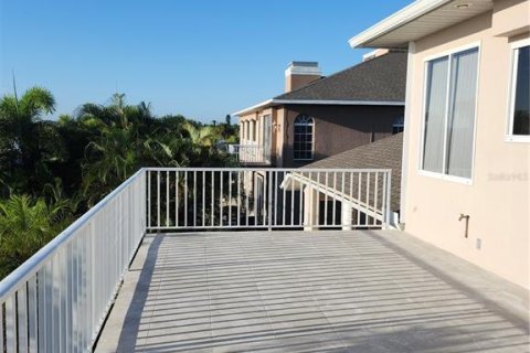 House in Port Charlotte, Florida 5 bedrooms, 361.67 sq.m. № 1901270 - photo 19