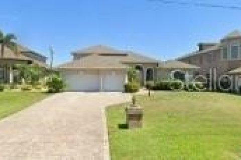 House in Port Charlotte, Florida 5 bedrooms, 361.67 sq.m. № 1901270 - photo 1